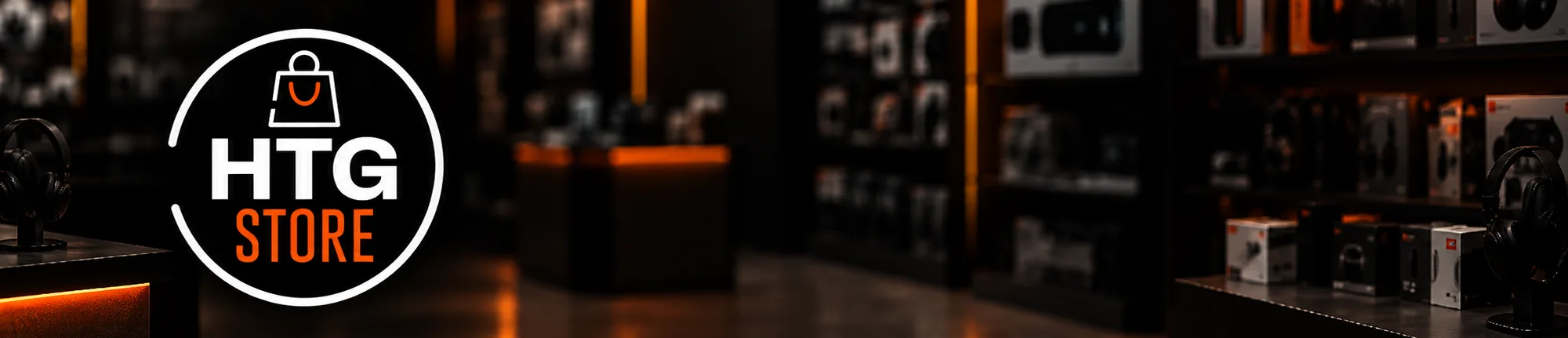 Interior de HTG Store con el logo de la tienda y las paredes de auriculares y accesorios