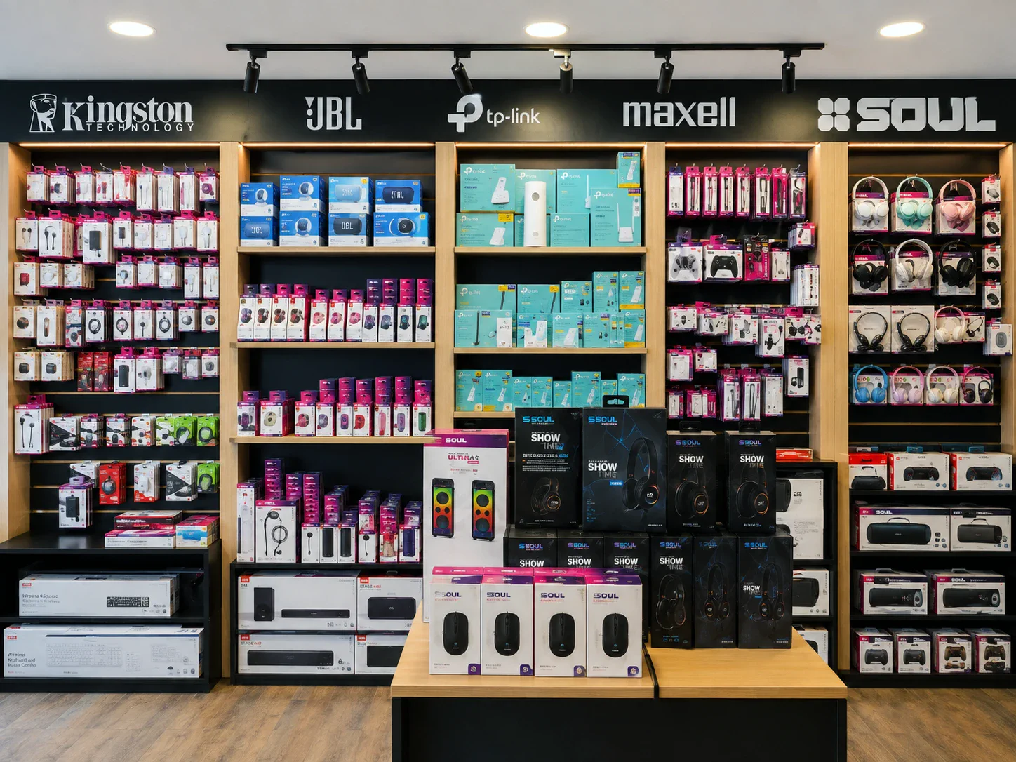 Sal&oacute;n mayorista de HTG con la pared de marcas y el surtido de accesorios